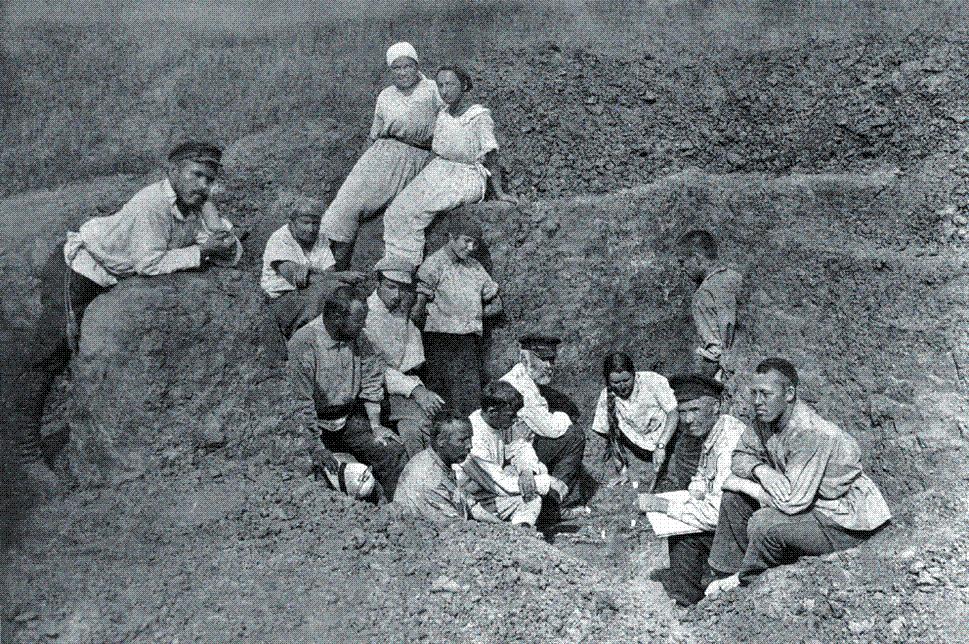 "Участники раскопок во главе с профессором В.Ф. Смолиным. 1925."