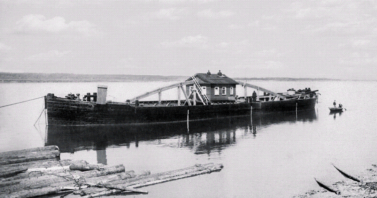 "Мариинско-Посадская судоверфь. Баржа, спущенная на воду. Начало 1930-х гг."