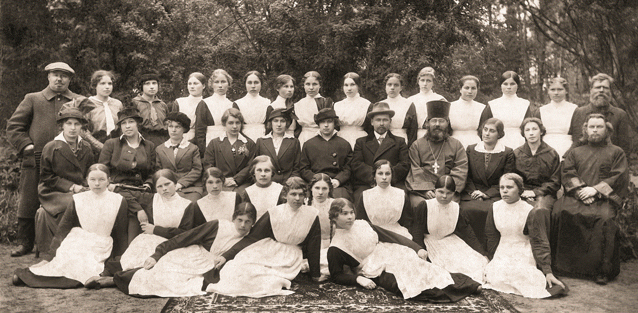 "Цивильская женская гимназия, первый выпуск. Фото 1916."