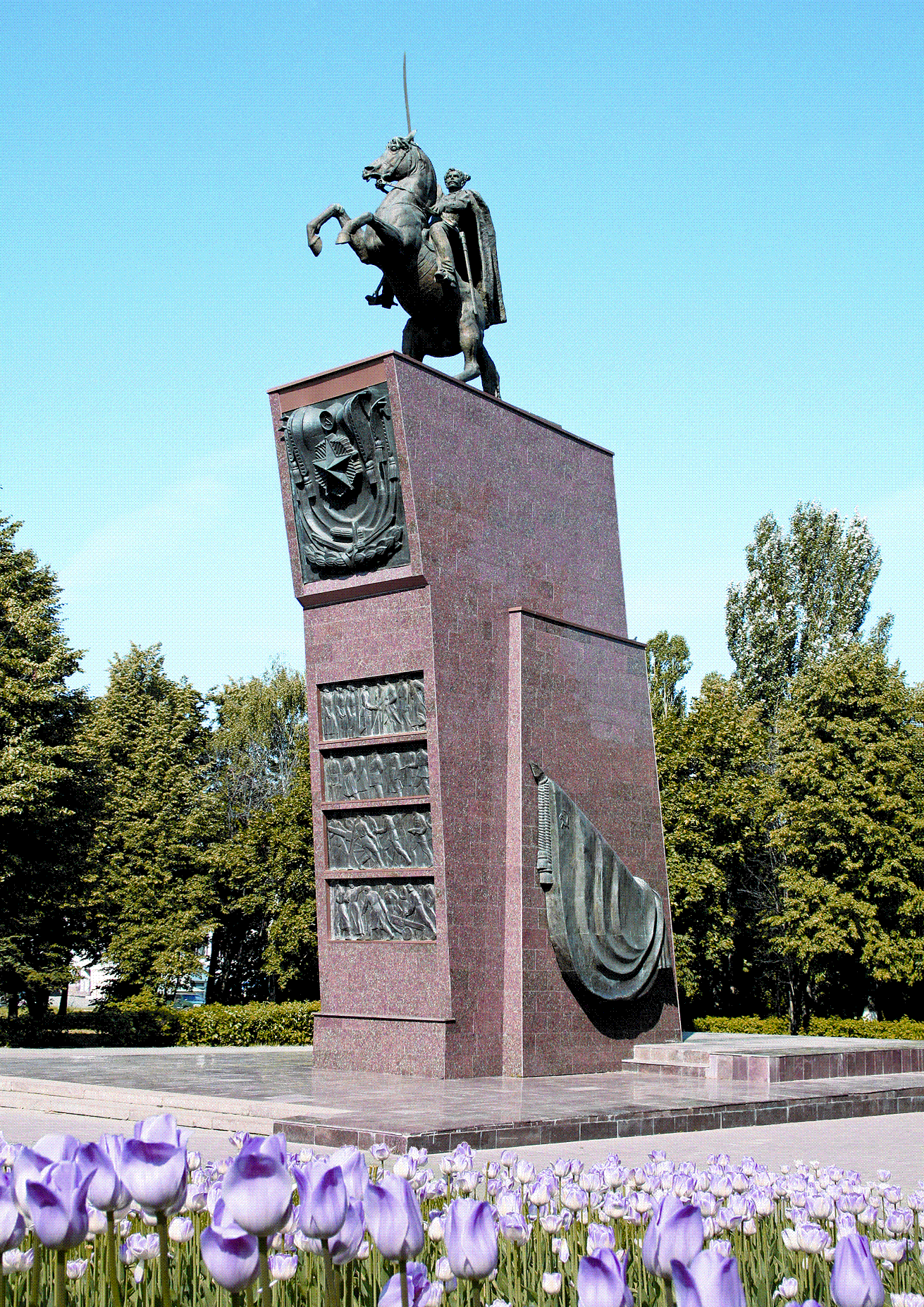 "Памятник В.И. Чапаеву. Скульптор П.А. Баландин, архитектор В.И. Морозов. Чеьоксары. Фото 2008."
