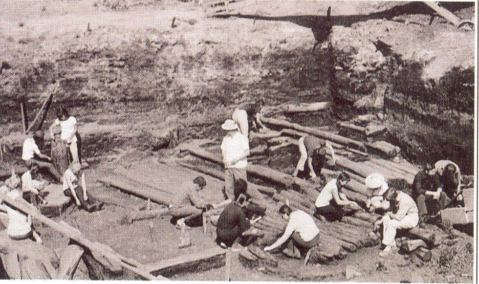 "Чебоксарская экспедиция. Археологические раскопки в Чебоксарах (раскоп 1). Фото 1970."